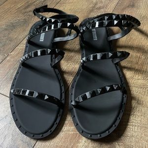 Steve Madden women’s black strappy flat sandals size 10